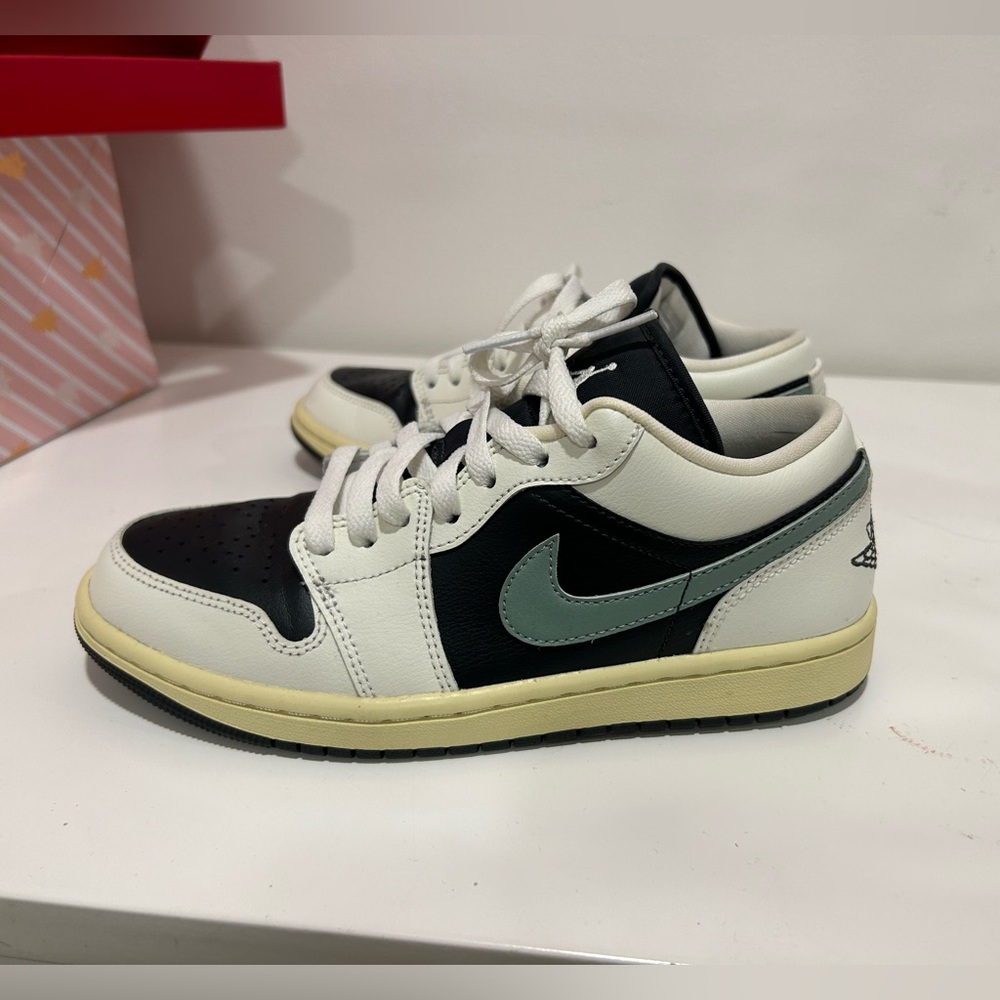 Nike Jordan’s size Youth 7 unisex worn 2 times very clean.